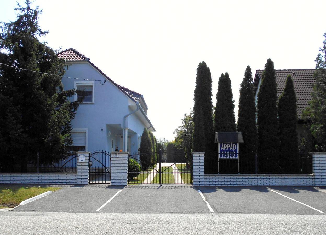 Arpad Panzio Bed and Breakfast Győr Buitenkant foto